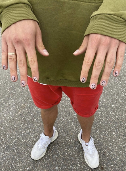 Они затмили своих возлюбленных! Звездные мужчины с ярким маникюром