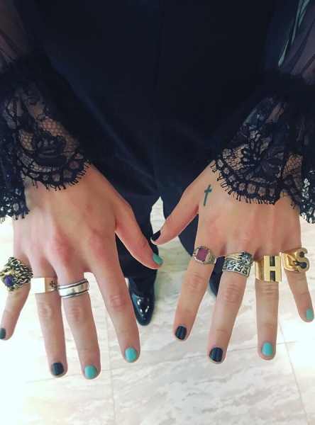 Они затмили своих возлюбленных! Звездные мужчины с ярким маникюром