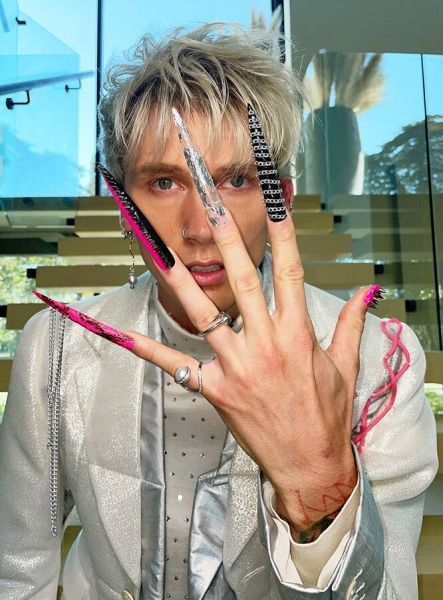 Они затмили своих возлюбленных! Звездные мужчины с ярким маникюром