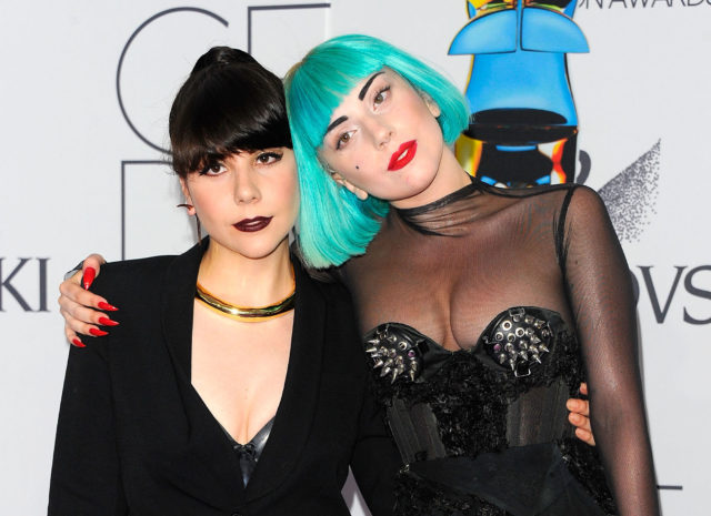 Остались в тени: рассказываем о непопулярных братьях и сестрах Ирины Шейк, Леди Гаги, Джей Ло и других звезд