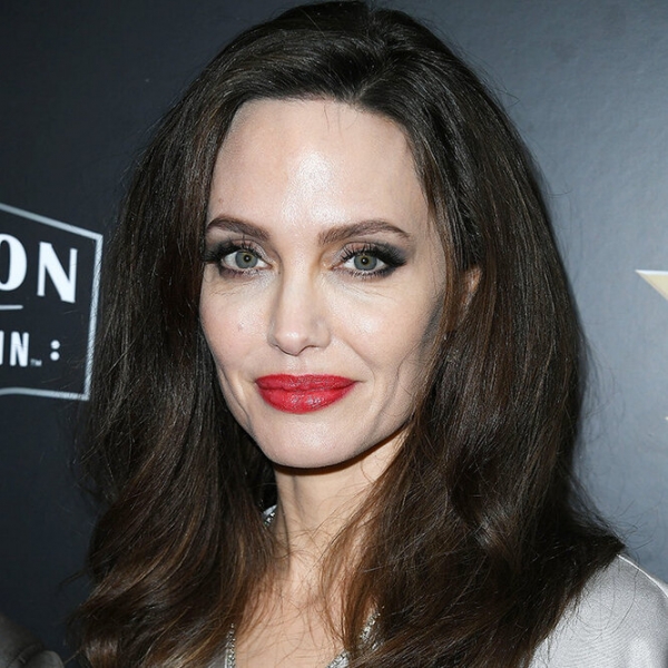 От пухлых щек до скул Малефисенты: как с годами менялась Анджелина Джоли