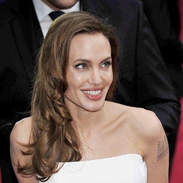 От пухлых щек до скул Малефисенты: как с годами менялась Анджелина Джоли