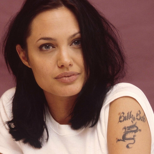 От пухлых щек до скул Малефисенты: как с годами менялась Анджелина Джоли