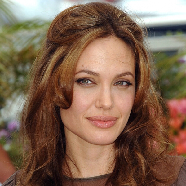 От пухлых щек до скул Малефисенты: как с годами менялась Анджелина Джоли