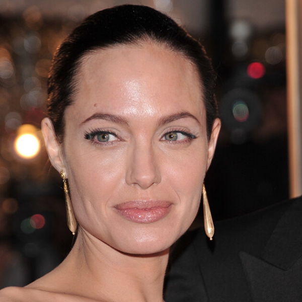 От пухлых щек до скул Малефисенты: как с годами менялась Анджелина Джоли