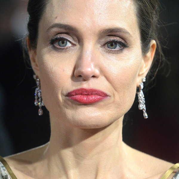 От пухлых щек до скул Малефисенты: как с годами менялась Анджелина Джоли