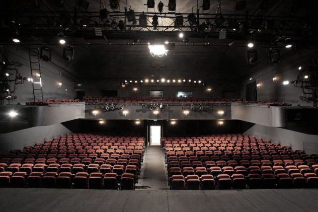 Планы на вечер: Оксана Фандера читает «Похороните меня за плинтусом» онлайн, прямой эфир с Alekseev и спектакль «Гроза»