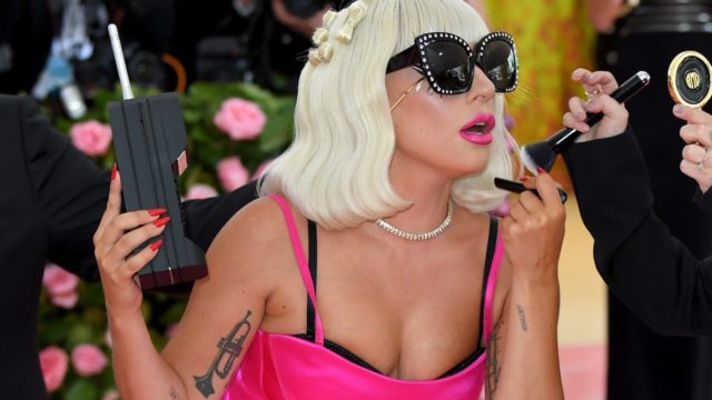 Планы на вечер: спектакли по Толстому, Шекспиру и Бунину, концерт в память жертв коронавируса, выпускной с Леди Гагой и Бейонсе