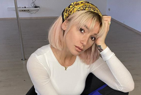 Пополнение в коллекции: Настя Ивлеева похвасталась новыми татуировками