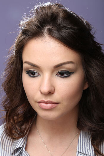 Повторишь без труда! 5 модных видов стрелок на каждый день — показывает визажист