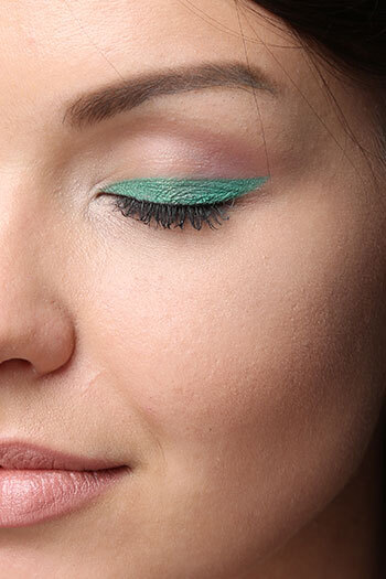 Повторишь без труда! 5 модных видов стрелок на каждый день — показывает визажист