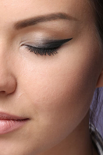 Повторишь без труда! 5 модных видов стрелок на каждый день — показывает визажист