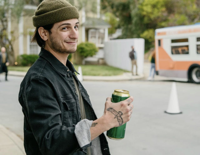 Редкие кадры: Билли Айлиш с возлюбленным в Диснейленде