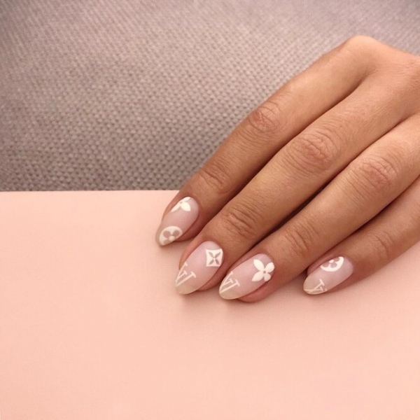 Самые странные маникюрные работы из&nbsp;бьюти-салонов звезд