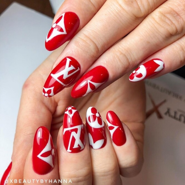 Самые странные маникюрные работы из&nbsp;бьюти-салонов звезд