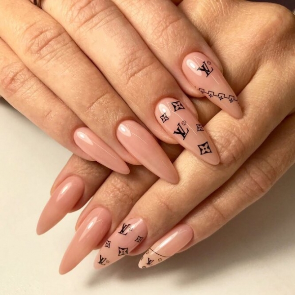 Самые странные маникюрные работы из&nbsp;бьюти-салонов звезд