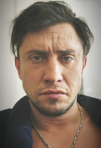 Сценический образ: Павел Прилучный шокировал поклонников внешним видом