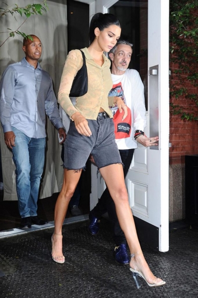 Шорты - must have лета: как их носят звёзды