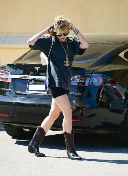 Шорты - must have лета: как их носят звёзды