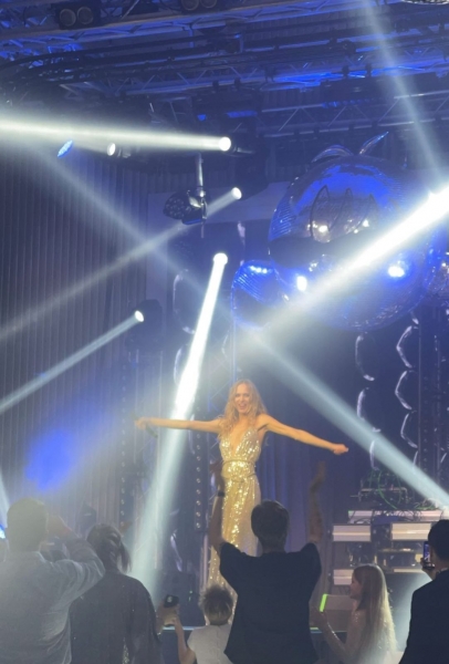 Скандал с режиссером, выступление дочери и звездные гости: как Глюкоза отметила 35-летие 