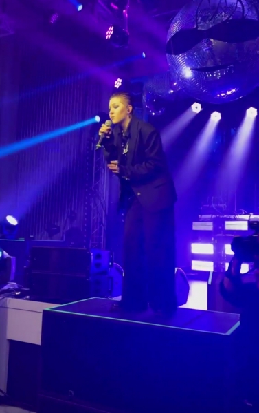 Скандал с режиссером, выступление дочери и звездные гости: как Глюкоза отметила 35-летие 