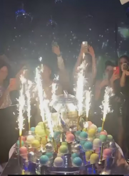 Скандал с режиссером, выступление дочери и звездные гости: как Глюкоза отметила 35-летие 