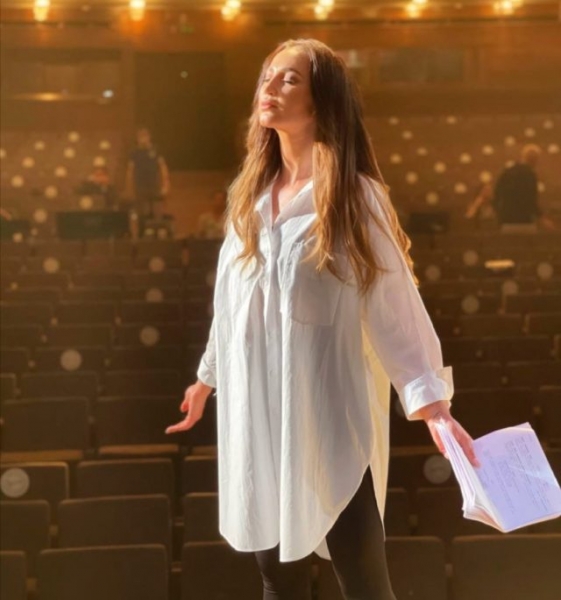 «Стоять с вашей фамилией рядом не хотелось бы»: Ольга Бузова и Елена Летучая поссорились из-за роли в постановке МХАТа