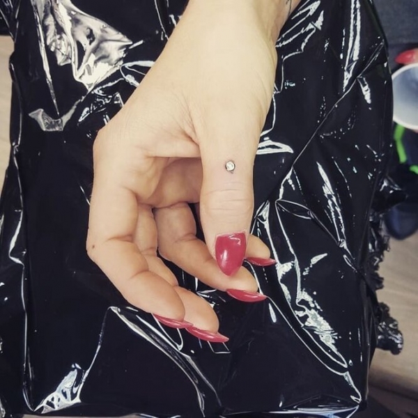 Странная мода: «трещина» на прессе, пирсинг пальца и другие модификации тела