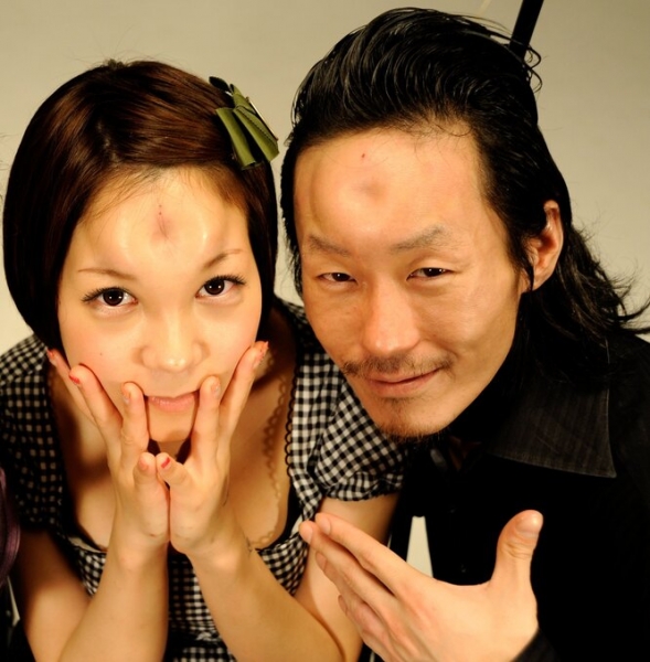 Странная мода: «трещина» на прессе, пирсинг пальца и другие модификации тела