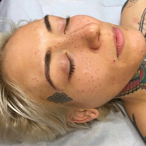 Странная мода: «трещина» на прессе, пирсинг пальца и другие модификации тела