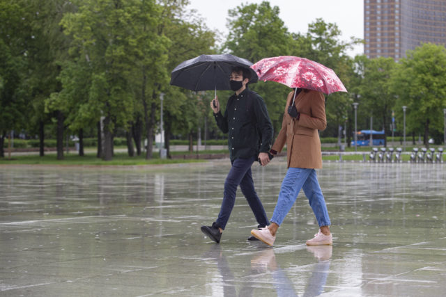 То ливни, то жара: рассказываем о погоде этим летом