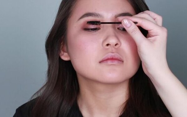 Учимся у&nbsp;визажистов Крыгиной: макияж для&nbsp;нависшего века на&nbsp;каждый день
