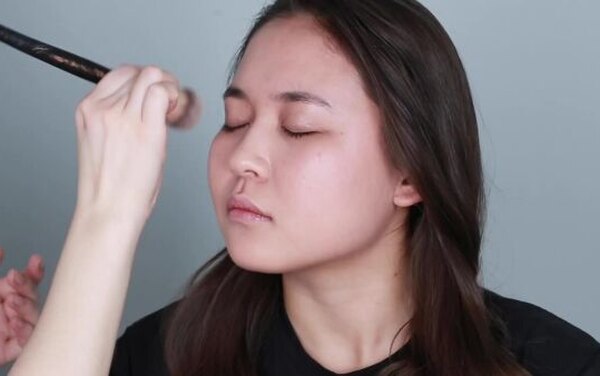 Учимся у&nbsp;визажистов Крыгиной: макияж для&nbsp;нависшего века на&nbsp;каждый день