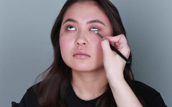 Учимся у&nbsp;визажистов Крыгиной: макияж для&nbsp;нависшего века на&nbsp;каждый день