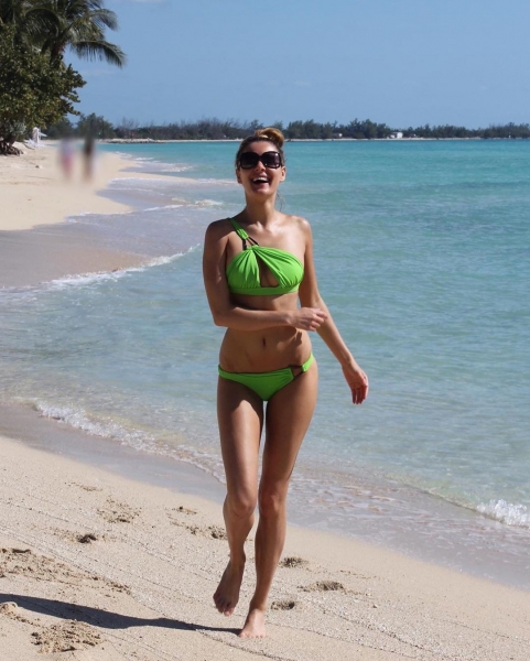 В ожидании отпусков: собрали топ фото отечественных звезд в купальниках