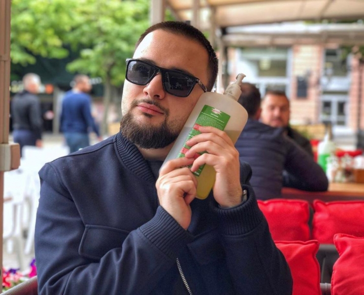 Вспомнить все: показываем, как сейчас выглядит герой мема «Где моя сосиска»