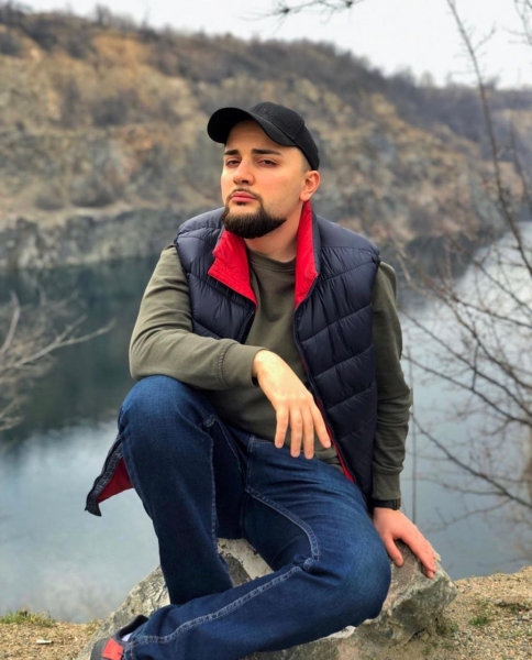 Вспомнить все: показываем, как сейчас выглядит герой мема «Где моя сосиска»