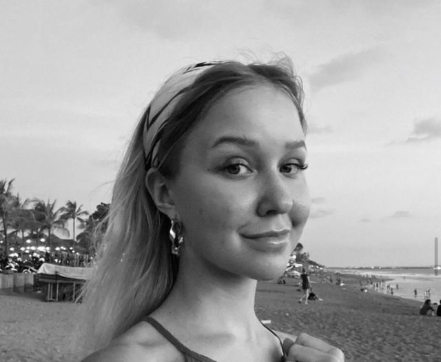 «Вторые сутки он пытается перевести деньги»: отец погибшей блогера Насти Тропицель обвиняет в ДТП ее возлюбленного