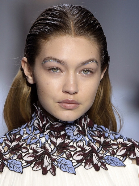 Забыла помыть голову? Лучшие прически, которые скроют грязные волосы