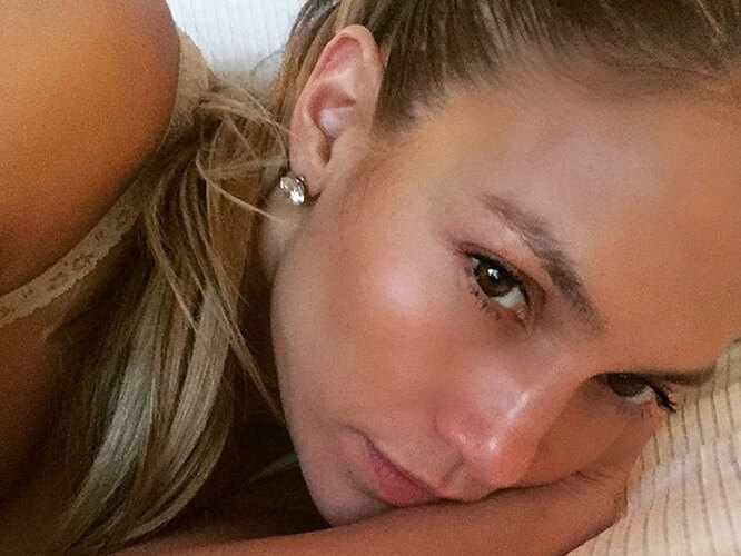 Зачем им макияж? Звезды, которые потрясающе выглядят с «голым» лицом