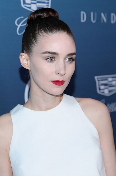 Загар? Не слышали. Звезды, сделавшие бледную кожу визитной карточкой