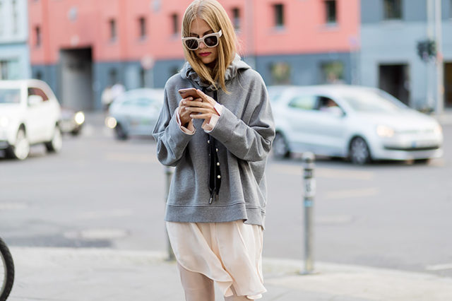 10 стильных худи на лето