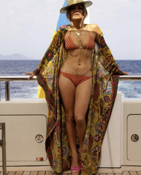 Цифра дня: как выглядит яхта за 130 миллионов долларов, на которой отмечала день рождения Джей Ло 