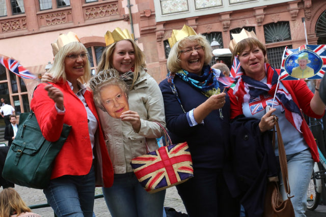 Гигантский дракон и марширующий оркестр: праздник за 20 миллионов долларов в честь Елизаветы II