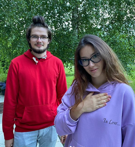 «Я не вижу смысла в частой смене партнеров»: дочь Бориса Немцова о раннем замужестве