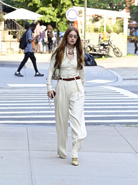 На прогулке как на подиуме: новый выход Джиджи Хадид в Нью-Йорке