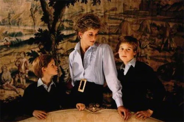 Накануне в саду Кенсингтонского дворца принцы Уильям и Гарри торжественно открыли памятник своей матери принцессе Диане. Церемония была приурочена к 60-летию «королевы сердец».