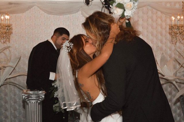 «Наш сын только вчера узнал, что папа в тюрьме»: бывшего мужа Айзы Долматовой посадили за поддельные ПЦР-тесты в Индонезии