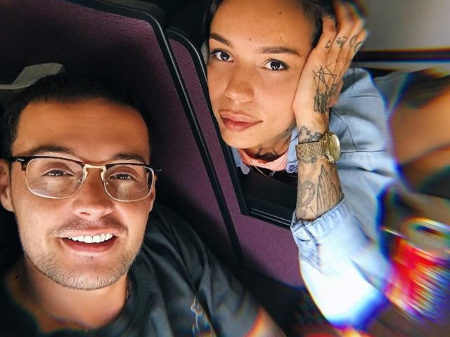 Не скучает: Гуф проводит время в сауне с подругой