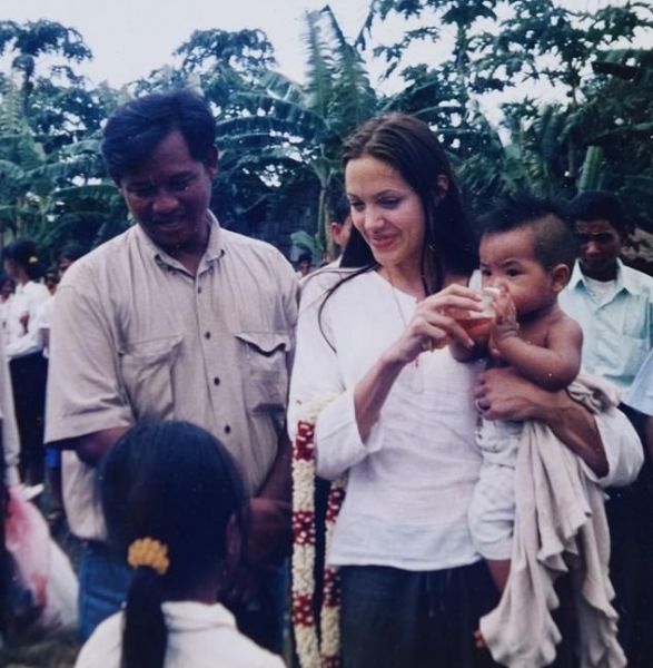 Новые подробности скандального усыновления сына Анджелины Джоли: друг семьи рассказал правду 